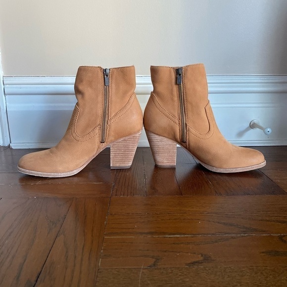 Frye Essa Leather Bootie in Sand Size 8M - Picture 7 of 9